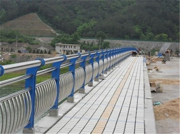 安康不锈钢桥梁护栏的特性及其在现代建筑中的应用